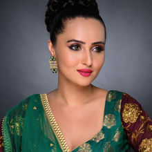Sukkhi Delightful Gold Plated Kundan Stud Earring Set For Women (SKR85621)
