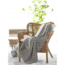 Sashaa World Zig-Zag Patterned Black and Ivory Woven Throw