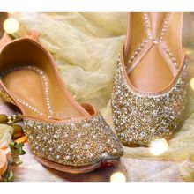 YASSIO Women Ofreen Embroidered Golden Juttis