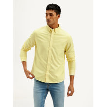 Levi's Men's Yellow Solid Slim Fit Shirt